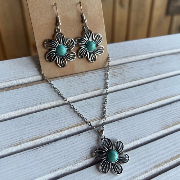 🌸🌺🌻New Summer Boho Flower Faux Turquoise Silver toned Necklace and earring set - Picture 4 of 8
